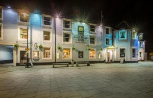 セルビーにあるThe George Innの夜の街の建物群