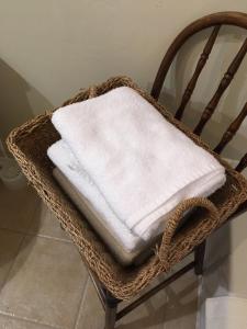 Maison l'héritage في لأنسي سانت جين: كرسي من الخوص عليه منشفة بيضاء +28 صورة