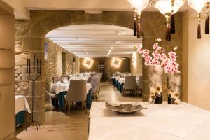 un comedor con mesas y sillas blancas en Sant Jordi Boutique Hotel, en Calella