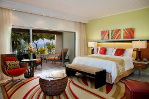 1 dormitorio con 1 cama y sala de estar en Tamarind by Elegant Hotels - All-Inclusive, en Saint James