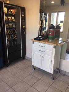 - une cuisine avec un comptoir et un réfrigérateur avec des boissons dans l'établissement Fair Motel, à Upper Saddle River