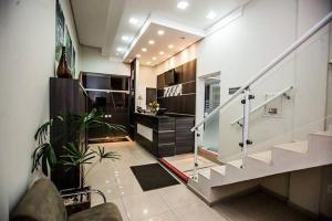 una sala de estar con una escalera en una casa en Gold - Inn Hotel, en Apiaí