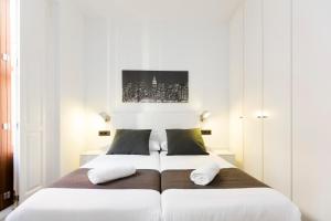バレンシアにあるTotal Valencia Cathedralの白い壁のベッドルーム1室(ベッド2台付)