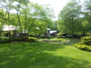 un patio con un estanque y una casa en The Inn at White Oak, en Gettysburg