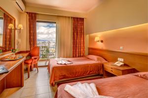 Postel nebo postele na pokoji v ubytování Nefeli Hotel + 20 fotografií