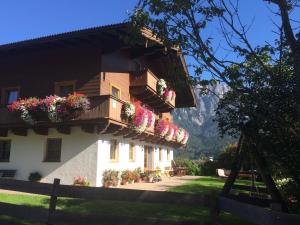 ein Gebäude mit Blumenkästen an der Seite in der Unterkunft Stockingbauer in Leogang