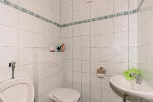 レオガングにあるStockingbauerの白いバスルーム(トイレ、シンク付)