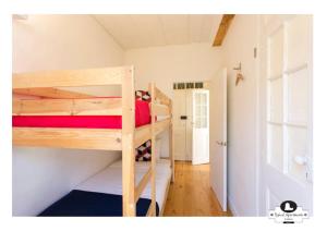 リスボンにあるSupimpa Typical Apartmentの二段ベッド2組が備わる客室です。