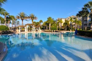 בריכת השחייה שנמצאת ב-Windsor Hills Resort! 2 Miles to Disney! 6 Bedroom with Private Pool & Spa או באזור