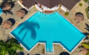 an overhead view of a swimming pool with umbrellas at Lifestyle Crown Residence Suites in San Felipe de Puerto Plata +17 photos