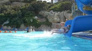 Бассейн в Dolphin Bay Seaside Resort & Suites или поблизости