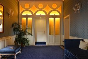 a living room with a door and a couch at Duodo Palace in Venice