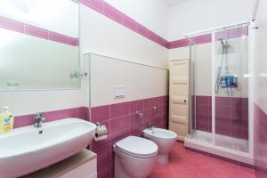 パオラにあるGiosi's Houseのバスルーム(洗面台、トイレ、シャワー付)