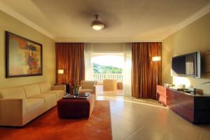 TV a/nebo společenská místnost v ubytování Presidential Suites by Lifestyle Puerto Plata - All Inclusive
