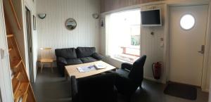Arctic Seasport في Løding: غرفة معيشة مع أريكة وطاولة