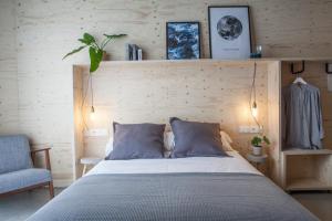 Talo Urban Rooms客房内的一张或多张床位