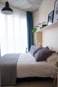 Talo Urban Rooms客房内的一张或多张床位
