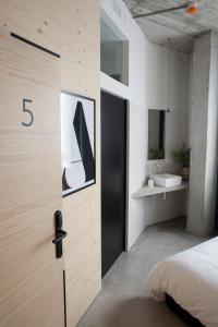 Talo Urban Rooms客房内的一张或多张床位