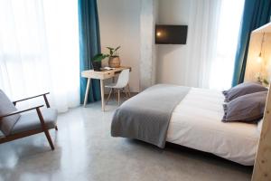 Talo Urban Rooms客房内的一张或多张床位