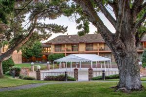 a view of the inn from the park at Red Lion Hotel Pasco Airport & Conference Center in Pasco