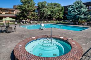a swimming pool at a hotel with a resort at Red Lion Hotel Pasco Airport & Conference Center in Pasco