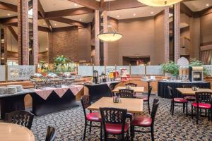 a dining room with tables and chairs in a restaurant at Red Lion Hotel Pasco Airport & Conference Center in Pasco