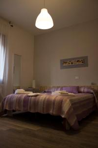 - une chambre avec un lit et une couverture dans l'établissement Albergo Felice, à Sottomarina