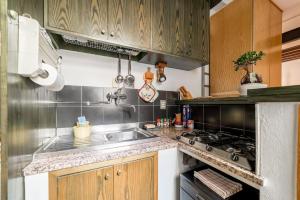 uma cozinha com um lavatório e um fogão em Studio Borgo Colonne em Parma