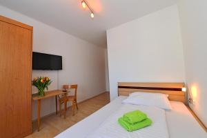 Ένα ή περισσότερα κρεβάτια σε δωμάτιο στο sWirtshaus M&N