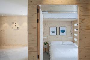 Talo Urban Rooms客房内的一张或多张床位