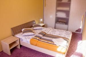キーウにあるKyiv apartment in the city center on Turgenevskaya streetの小さなベッドルーム(枕付きベッド1台付)
