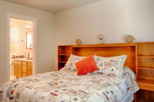 een slaapkamer met een groot bed met een houten hoofdeinde bij Allee Beach House in Westport