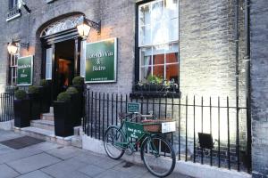 een fiets geparkeerd voor een gebouw bij Hotel du Vin & Bistro Cambridge in Cambridge