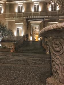 un edificio con escaleras y luces por la noche en Hotel Villa del Bosco, en Catania