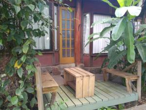 Um jardim no exterior de Hotel Manavai