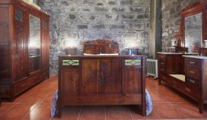 カペラスにあるCasa do Vale do Sossegoの石壁のキッチン(木製キャビネット付)