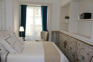 a bedroom with a large bed and a window at Lisbon Downtown Inn in Lisbon