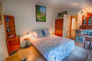 1 dormitorio con 1 cama y TV. en Paris-Oasis "All Inclusive" en París