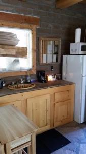 uma cozinha com um frigorífico branco e um lavatório em Pueblo Canyon Inn em Los Alamos