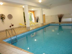 Bazén v ubytování Appartement Riederhof nebo v jeho okolí