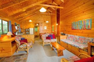 TV a/nebo společenská místnost v ubytování Mt Glorious Getaways