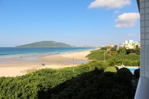 vista para a praia a partir de um edifício em Aquarelle Ingleses em Florianópolis