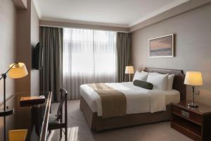 Ένα ή περισσότερα κρεβάτια σε δωμάτιο στο Marco Polo Hongkong Hotel