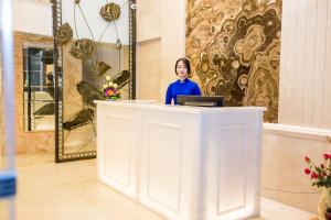 Členové personálu v ubytování Little Hanoi Deluxe Hotel