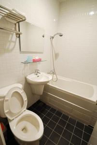 ein Badezimmer mit einem WC, einem Waschbecken und einer Badewanne in der Unterkunft Sun Ho Inn in Taipeh