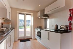 A kitchen or kitchenette at Bay Retreat Villas 