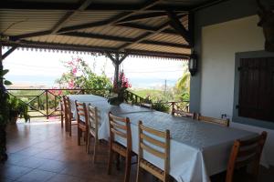 ein Esszimmer mit einem Tisch und Stühlen mit Aussicht in der Unterkunft Residence Foulsafat in Rodrigues Island