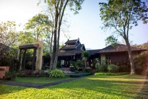 湄登的住宿－Sibsan Resort & Spa Maetaeng SHA，庭院内带花园的房子