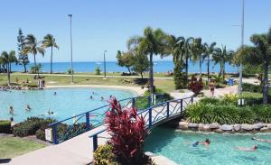 Vista de la piscina de Montipora Unit 3 - In the heart of Airlie, wi-fi and Netflix o d'una piscina que hi ha a prop