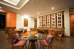 a dining room with a table and chairs at Sibsan Resort & Spa Maetaeng Chiang Mai in Mae Taeng
